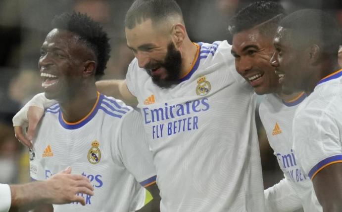 Gefeierter Mann beim Real-Sieg gegen Schachtjor Donezk: Karim Benzema (2.v.l). Foto: Manu Fernandez/AP/dpa