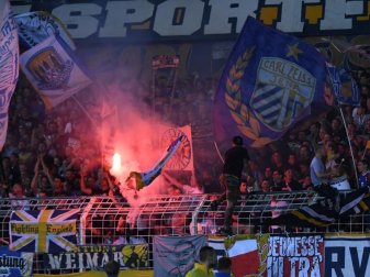 Der Deutsche Fußball-Bund darf Vereine weiterhin wegen des Verhaltens ihrer Zuschauer mit Geldstrafen belegen. Foto: Hendrik Schmidt/dpa-Zentralbild/dpa