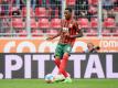 Der FC Augsburg und Reece Oxford haben ihre Zusammenarbeit vorzeitig bis zum 30. Juni 2025 ausgeweitet. Foto: Matthias Balk/dpa