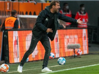 Augsburg Trainer Markus Weinzierl steht an der Seitenlinie und erteilt seinen Spielern Anweisungen. Foto: Stefan Puchner/dpa