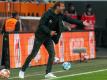 Augsburg Trainer Markus Weinzierl steht an der Seitenlinie und erteilt seinen Spielern Anweisungen. Foto: Stefan Puchner/dpa