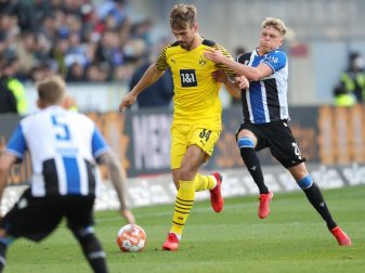 Dortmunds Marin Pongracic (M) im Zweikampf mit Bielefelds Robin Hack (r). Foto: Friso Gentsch/dpa