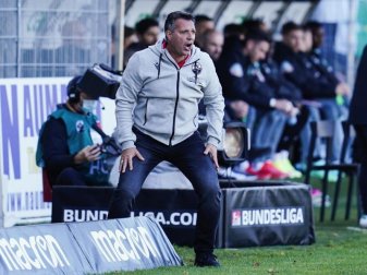 Im Team um Sandhausens Trainer Alois Schwartz gibt es viele Corona-Fälle. Foto: Uwe Anspach/dpa