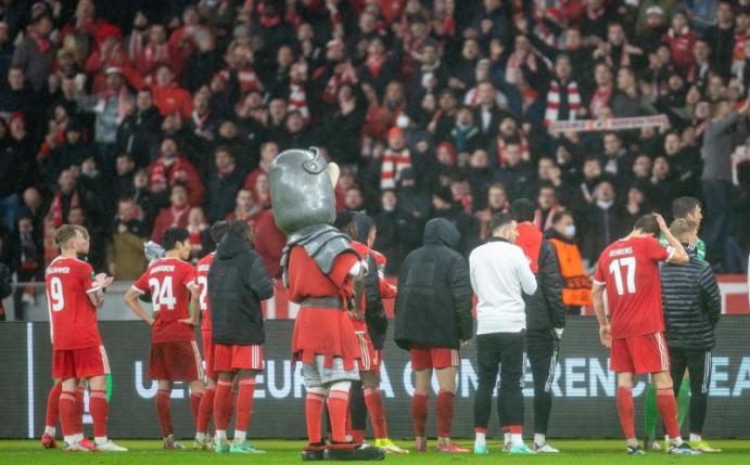 Die Mannschaft von Union Berlin steht nach Spielende vor dem Fanblock. Foto: Andreas Gora/dpa
