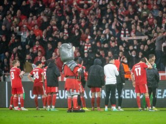 Die Mannschaft von Union Berlin steht nach Spielende vor dem Fanblock. Foto: Andreas Gora/dpa Die Mannschaft von Union Berlin steht nach Spielende vor dem Fanblock. Foto: Andreas Gora/dpa