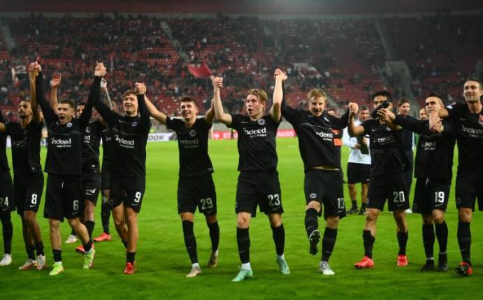 Die Frankfurter feiern den Sieg gegen Olympiakos Piräus. Foto: Angelos Tzortzinis/dpa
