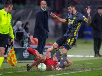 Der Rasen im Berliner Olympiastadion ist spätestens nach dem Conference-League-Spiel des 1. FC Union sehr mitgenommen. Foto: Andreas Gora/dpa