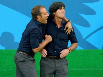 Der damalige Bundestrainer Joachim Löw (r) und sein damaliger Assistent Hansi Flick bei der WM 2014. Foto: picture alliance / dpa Der damalige Bundestrainer Joachim Löw (r) und sein damaliger Assistent Hansi Flick bei der WM 2014. Foto: picture alliance / dpa