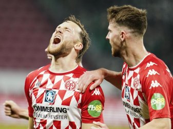 Torschütze Silvan Widmer (l) von Mainz jubelt über das Tor zum 1:1. Foto: Uwe Anspach/dpa Torschütze Silvan Widmer (l) von Mainz jubelt über das Tor zum 1:1. Foto: Uwe Anspach/dpa