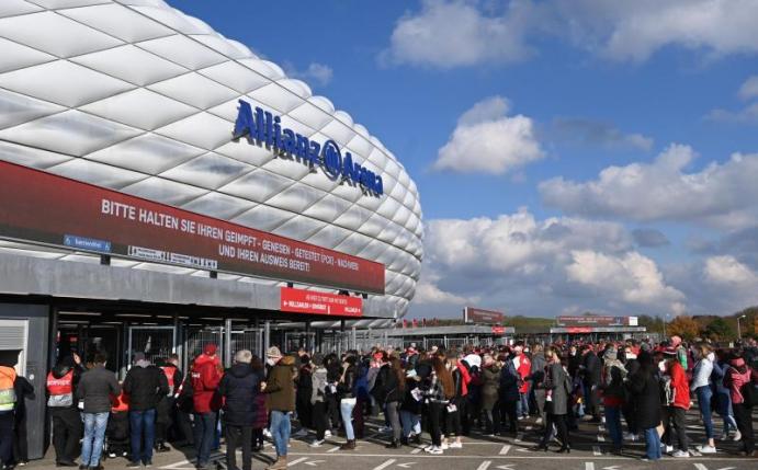 Fans warten vor dem Bayern-Spiel gegen Freiburg auf Einlass. Foto: Sven Hoppe/dpa