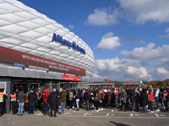 Fans warten vor dem Bayern-Spiel gegen Freiburg auf Einlass. Foto: Sven Hoppe/dpa Fans warten vor dem Bayern-Spiel gegen Freiburg auf Einlass. Foto: Sven Hoppe/dpa