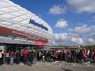 Fans warten vor dem Bayern-Spiel gegen Freiburg auf Einlass. Foto: Sven Hoppe/dpa