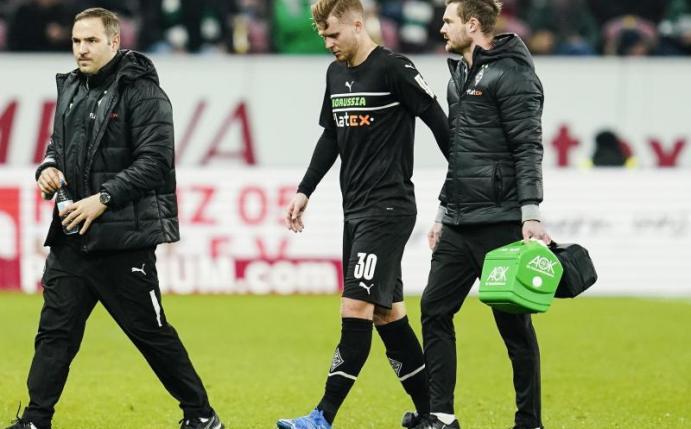 Gladbachs Nico Elvedi (M) musste in Mainz verletzt vom Platz. Foto: Uwe Anspach/dpa