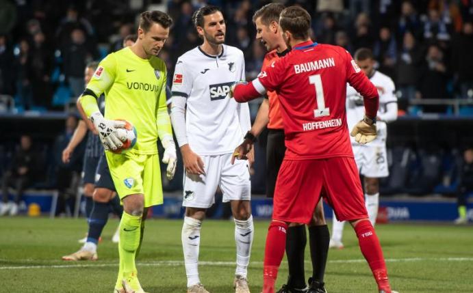 Bochums Torwart Manuel Riemann (l) trat gegen Hoffenheim zum Elfmeter an - und verschoss. Foto: Bernd Thissen/dpa