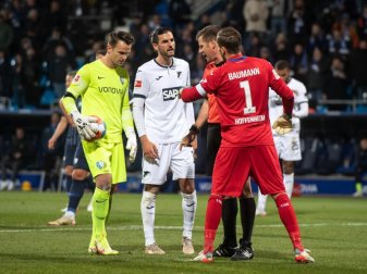 Bochums Torwart Manuel Riemann (l) trat gegen Hoffenheim zum Elfmeter an - und verschoss. Foto: Bernd Thissen/dpa Bochums Torwart Manuel Riemann (l) trat gegen Hoffenheim zum Elfmeter an - und verschoss. Foto: Bernd Thissen/dpa