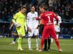 Bochums Torwart Manuel Riemann (l) trat gegen Hoffenheim zum Elfmeter an - und verschoss. Foto: Bernd Thissen/dpa