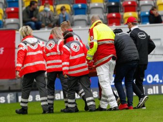 Düsseldorfs André Hoffmann wird nach seinem heftigen Zusammenprall vom Platz gebracht. Foto: Roland Weihrauch/dpa Düsseldorfs André Hoffmann wird nach seinem heftigen Zusammenprall vom Platz gebracht. Foto: Roland Weihrauch/dpa