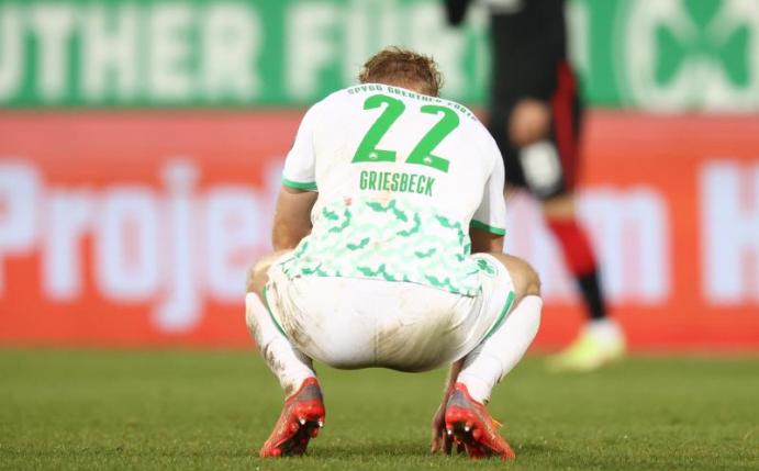 Der Fürther Gian-Luca Itter verweilt nach dem Abpfiff auf dem Rasen. Foto: Daniel Karmann/dpa