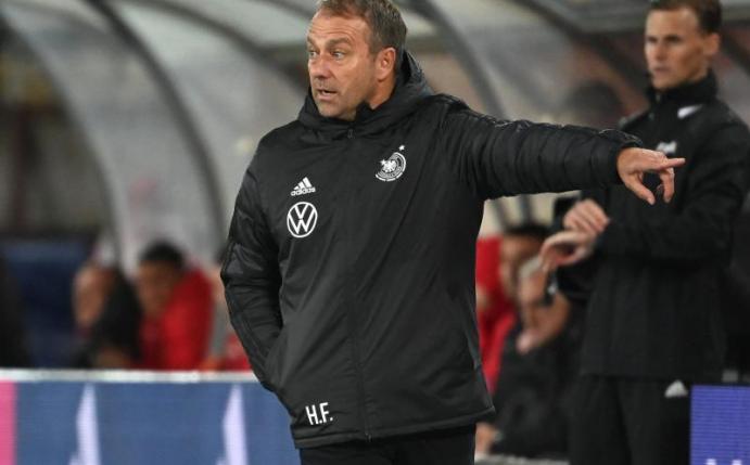 Trotz des guten Starts unter Trainer Hansi Flick glauben einer Umfrage zufolge nur drei Prozent an einen Titelgewinn der DFB-Elf in Katar. Foto: Federico Gambarini/dpa