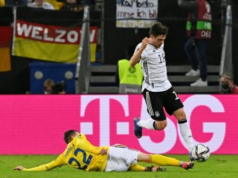 Jonas Hofmann (r.) gefällt sich auch in defensiver Rolle