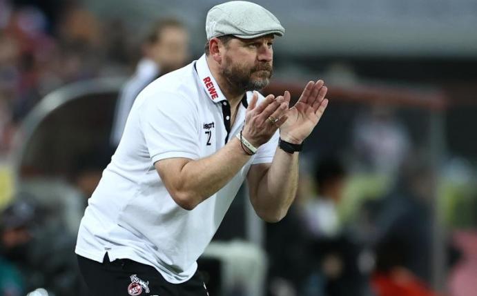 Kölns Trainer Steffen Baumgart gestikuliert am Spielfeldrand. Foto: Rolf Vennenbernd/dpa