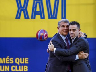 Zurück in Barcelona: Xavi Hernandez (r) wird von Barça-Präsident Joan Laporta empfangen. Foto: Joan Monfort/AP/dpa Zurück in Barcelona: Xavi Hernandez (r) wird von Barça-Präsident Joan Laporta empfangen. Foto: Joan Monfort/AP/dpa
