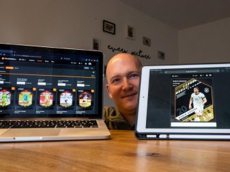 Christian Feule zeigt auf seinen diversen Endgeräten seine Sammlung von sogenannten NFTs. Foto: Peter Kneffel/dpa