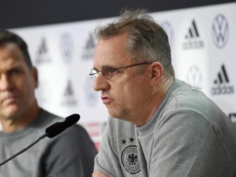 DFB-Direktor Oliver Bierhoff (l) und DFB-Arzt Tim Meyer bei der Pressekonferenz der Nationalmannschaft nach dem positiven Corona-Fall. Foto: Swen Pförtner/dpa