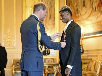 Prinz William (l), Herzog von Cambridge, verleiht Marcus Rashford während einer Zeremonie auf Schloss Windsor einen Orden. Foto: Aaron Chown/PA/AP/dpa Prinz William (l), Herzog von Cambridge, verleiht Marcus Rashford während einer Zeremonie auf Schloss Windsor einen Orden. Foto: Aaron Chown/PA/AP/dpa