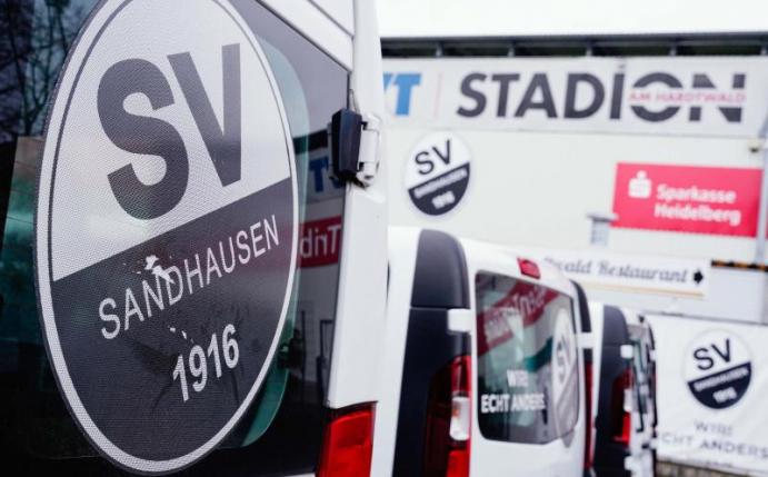 Ein Wagen mit dem Logo des SV Sandhausen steht vor dem heimischen BWT-Stadion am Hardtwald. Foto: Uwe Anspach/dpa