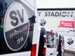 Ein Wagen mit dem Logo des SV Sandhausen steht vor dem heimischen BWT-Stadion am Hardtwald. Foto: Uwe Anspach/dpa
