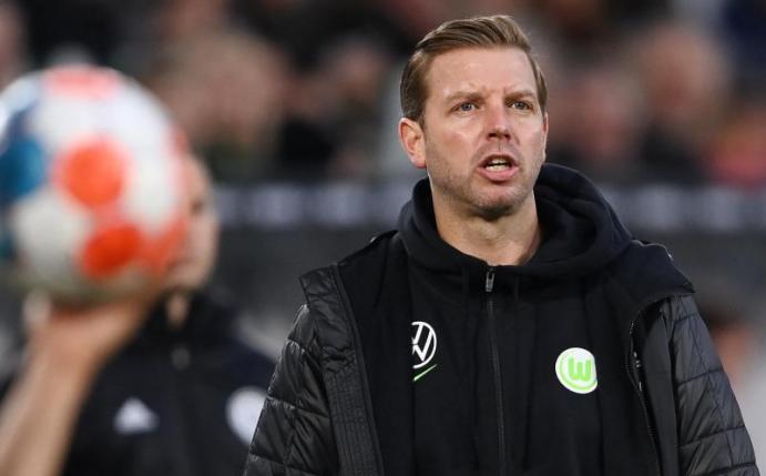 Drückt Werder Bremen für einen Aufstieg die Daumen: Wolfsburgs neuer Trainer Florian Kohfeldt. Foto: Swen Pförtner/dpa
