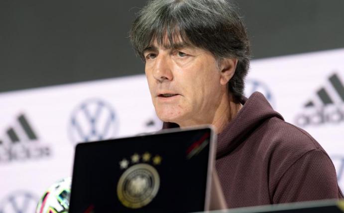 Wird in Wolfsburg offiziell vom DFB verabschiedet: Ex-Bundestrainer Joachim Löw. Foto: Federico Gambarini/dpa