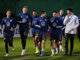 Die Nationalspieler beim Aufwärmen zum Abschlusstraining mit Special Coach Nicklas Dietrich. Foto: Swen Pförtner/dpa Die Nationalspieler beim Aufwärmen zum Abschlusstraining mit Special Coach Nicklas Dietrich. Foto: Swen Pförtner/dpa