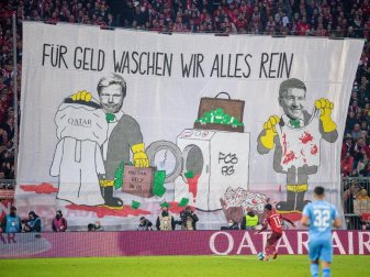 Mit einem Transparent «Für Geld waschen wir alles rein» protestieren Bayern-Fans gegen die Geschäftsbeziehungen mit Katar. Foto: Eibner-Pressefoto/Sascha Walther/Eibner-Pressefoto/dpa Mit einem Transparent «Für Geld waschen wir alles rein» protestieren Bayern-Fans gegen die Geschäftsbeziehungen mit Katar. Foto: Eibner-Pressefoto/Sascha Walther/Eibner-Pressefoto/dpa