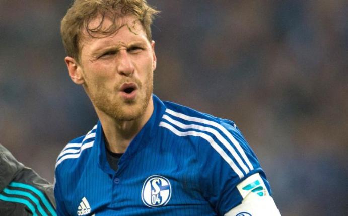 Benedikt Höwedes hat sich einen Muskelfaserrisses im hinteren rechten Oberschenkel zugezogen. Foto: Bernd Thissen