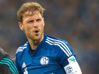 Benedikt Höwedes hat sich einen Muskelfaserrisses im hinteren rechten Oberschenkel zugezogen. Foto: Bernd Thissen Benedikt Höwedes hat sich einen Muskelfaserrisses im hinteren rechten Oberschenkel zugezogen. Foto: Bernd Thissen