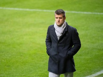Musste mit den Frauen des FC Bayern München bei Olympique Lyon eine Niederlage einstecken: Trainer Jens Scheuer. Foto: Matthias Balk/dpa Musste mit den Frauen des FC Bayern München bei Olympique Lyon eine Niederlage einstecken: Trainer Jens Scheuer. Foto: Matthias Balk/dpa