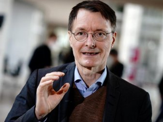 Karl Lauterbach ist für Bundestrainer Hansi Flick zu einem wichtigen Gesprächspartner in der Corona-Krise geworden. Foto: Kay Nietfeld/dpa Karl Lauterbach ist für Bundestrainer Hansi Flick zu einem wichtigen Gesprächspartner in der Corona-Krise geworden. Foto: Kay Nietfeld/dpa