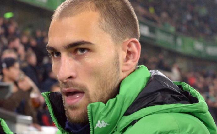 Stürmer Bas Dost wird dem VfL Wolfsburg laut Trainer Dieter Hecking länger fehlen, als vorerst gedacht. Foto: Peter Steffen(Peter Steffen)