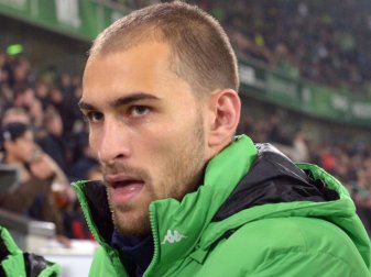 Stürmer Bas Dost wird dem VfL Wolfsburg laut Trainer Dieter Hecking länger fehlen, als vorerst gedacht. Foto: Peter Steffen(Peter Steffen) Stürmer Bas Dost wird dem VfL Wolfsburg laut Trainer Dieter Hecking länger fehlen, als vorerst gedacht. Foto: Peter Steffen(Peter Steffen)