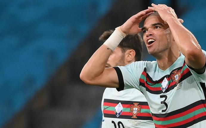 Pepe sah in seinem Rekordspiel die gelb-rote Karte