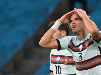 Pepe sah in seinem Rekordspiel die gelb-rote Karte Pepe sah in seinem Rekordspiel die gelb-rote Karte