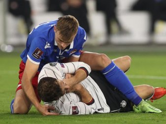 Jens Hofer aus Liechtenstein (l) beugt sich über den gefoulten Leon Goretzka. Foto: Christian Charisius/dpa Jens Hofer aus Liechtenstein (l) beugt sich über den gefoulten Leon Goretzka. Foto: Christian Charisius/dpa