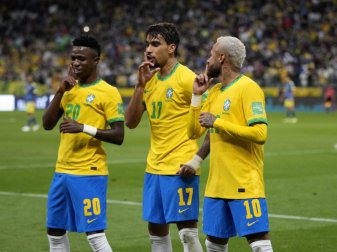 Der brasilianische Nationalspieler Lucas Paqueta (M) feiert mit seinen Teamkollegen Vini Jr. (l) und Neymar nach dem Führungstor seiner Mannschaft gegen Kolumbien. Foto: Andre Penner/AP/dpa