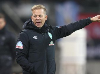 Hat bei Werder Bremen schon erste Kritiker auf den Plan gerufen: Trainer Markus Anfang. Foto: Daniel Karmann/dpa