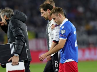 Goretzka hat Hofer (r.) sein Trikot geschenkt Goretzka hat Hofer (r.) sein Trikot geschenkt
