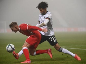 Kevin Schade (r) kommt vor dem Polen Michal Skoras an den Ball. Foto: Marijan Murat/dpa