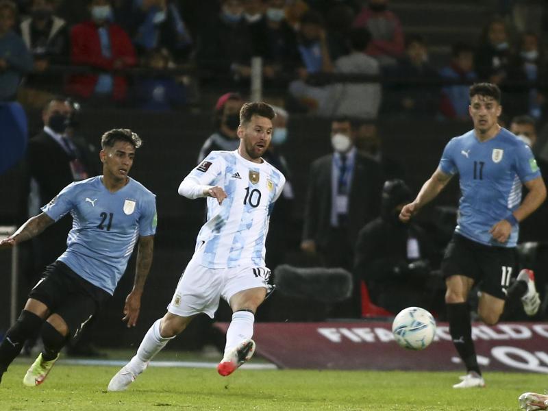 Die argentinische Auswahl um Superstar Lionel Messi (M.) besiegte in Montevideo Uruguay mit 1:0. Foto: Ernesto Ryan/Getty pool via AP/dpa