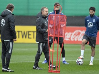 Bundestrainer Hansi Flick (2.v.l.) trainierte mit den Nationalspielern vor dem Abflug nach Armenien nochmal in Wolfsburg. Foto: Swen Pförtner/dpa Bundestrainer Hansi Flick (2.v.l.) trainierte mit den Nationalspielern vor dem Abflug nach Armenien nochmal in Wolfsburg. Foto: Swen Pförtner/dpa